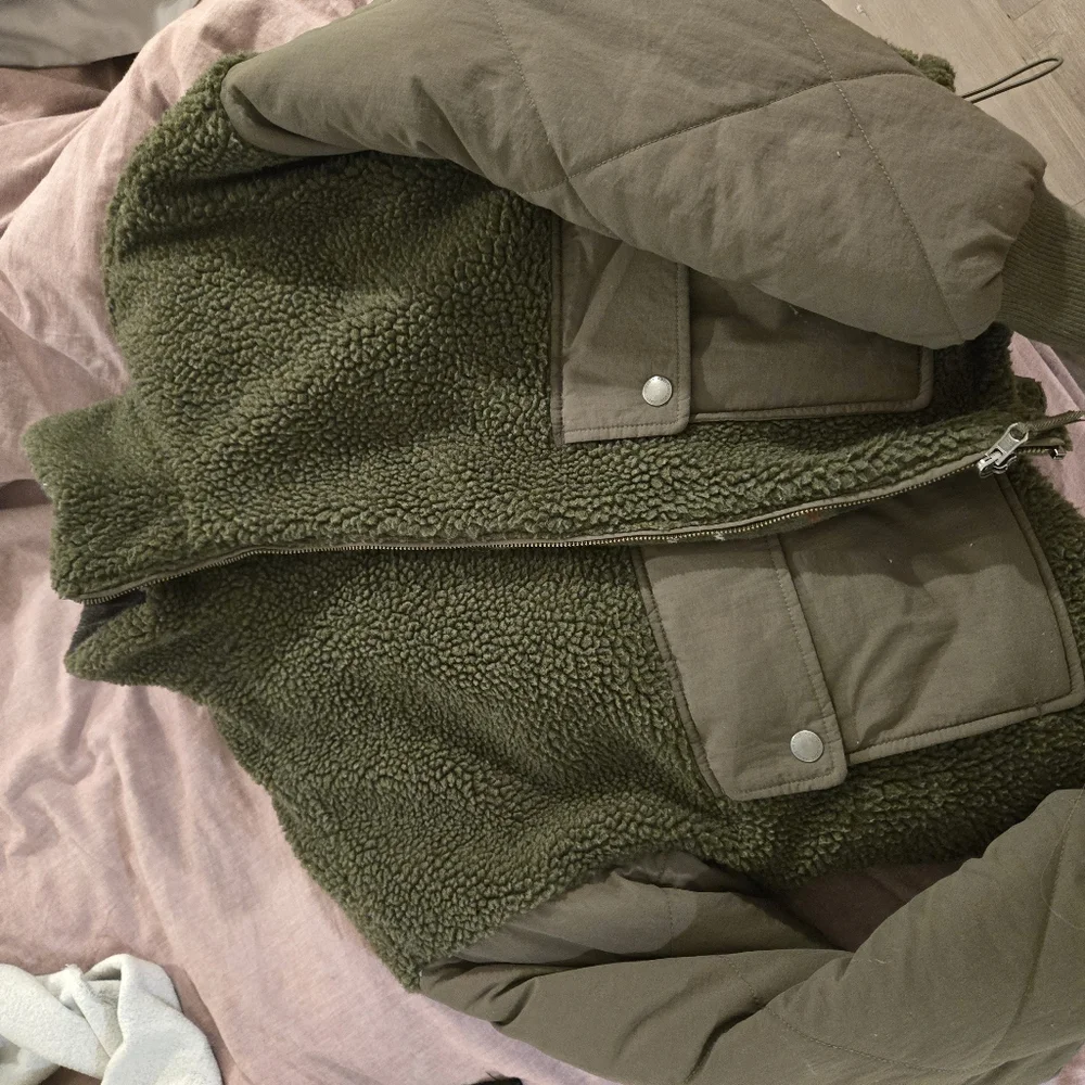 AE puffer jacket - Picture 3 of 4